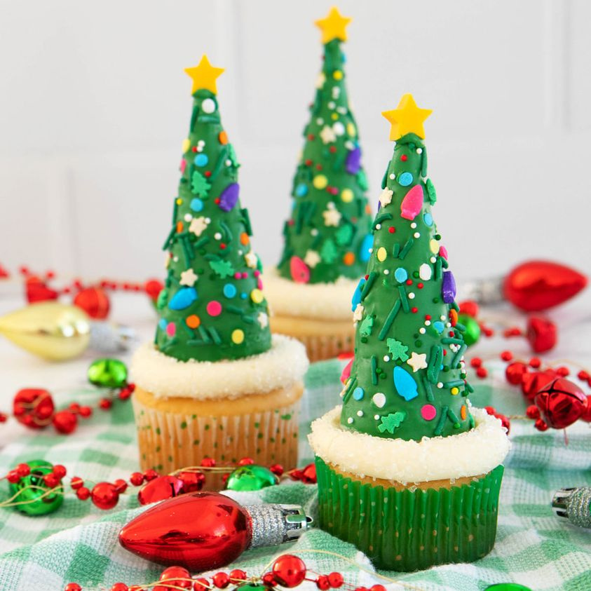 CHRISTMAS TREE CUPCAKES
Recipe here: funmoneymom.com/christmas-tree…

Not only are these Christmas tree cupcakes super cute but they're so easy to make that the kids can make their own! It's a Christmas craft and recipe all rolled into one!