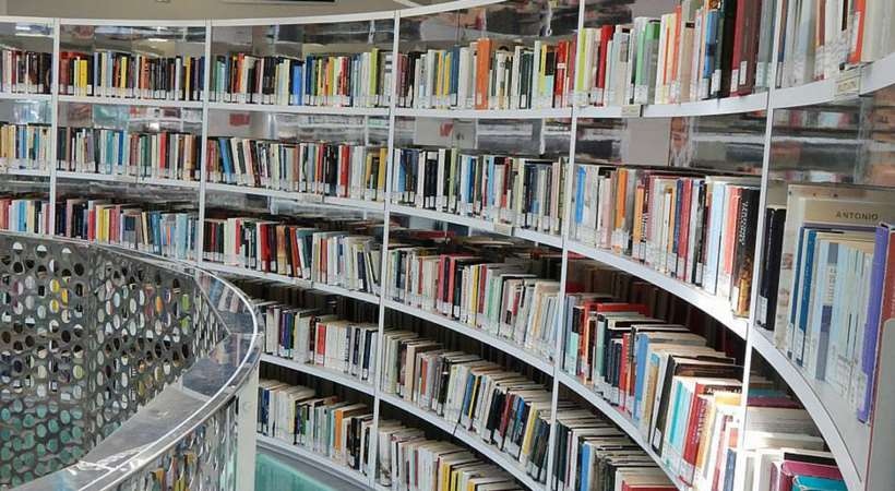 Levenger's tweet photo. Buongiorno from Perugia, Italy, where #SundayReads investigates reports of an alien craft...no, that is actually the #BibliotecaSandroPenna, the town’s public library.
#Perugia #beautifullibrary #bookshelf #booklover #book #books #ILoveToRead #ReadWriteDreamDo #Levenger https://t.co/3yHZ8ca53y