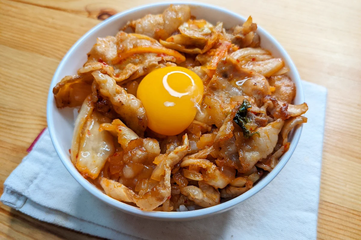 がっつり食べたい気分の時にもすごくぴったりそう！豚バラ肉やキムチを使った「丼もの」レシピ！