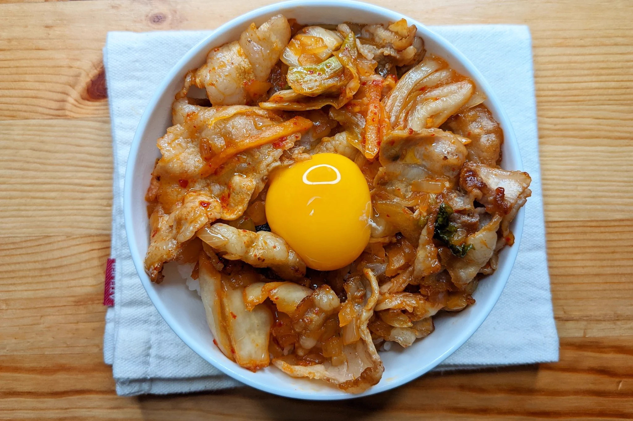 がっつり食べたい気分の時にもすごくぴったりそう！豚バラ肉やキムチを使った「丼もの」レシピ！