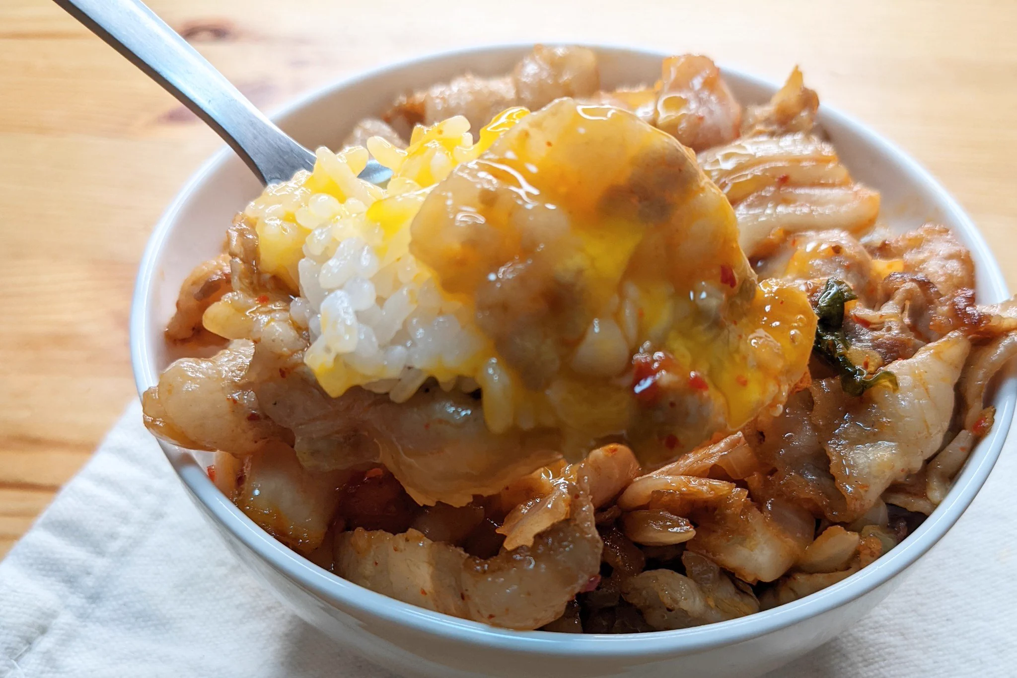 がっつり食べたい気分の時にもすごくぴったりそう！豚バラ肉やキムチを使った「丼もの」レシピ！