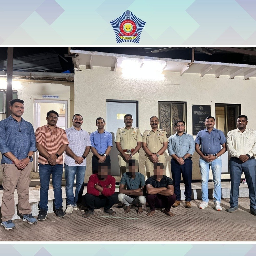 MumbaiPolice's tweet photo. The house of a family vacationing abroad was burgled; jewellery worth ₹11,81,800 was stolen. Byculla police, using technical support and on-ground information, arrested 3 accused from 3 different locations.
All the stolen items were recovered successfully.
#MumbaiCaseFiles https://t.co/fbNLbsNR3g