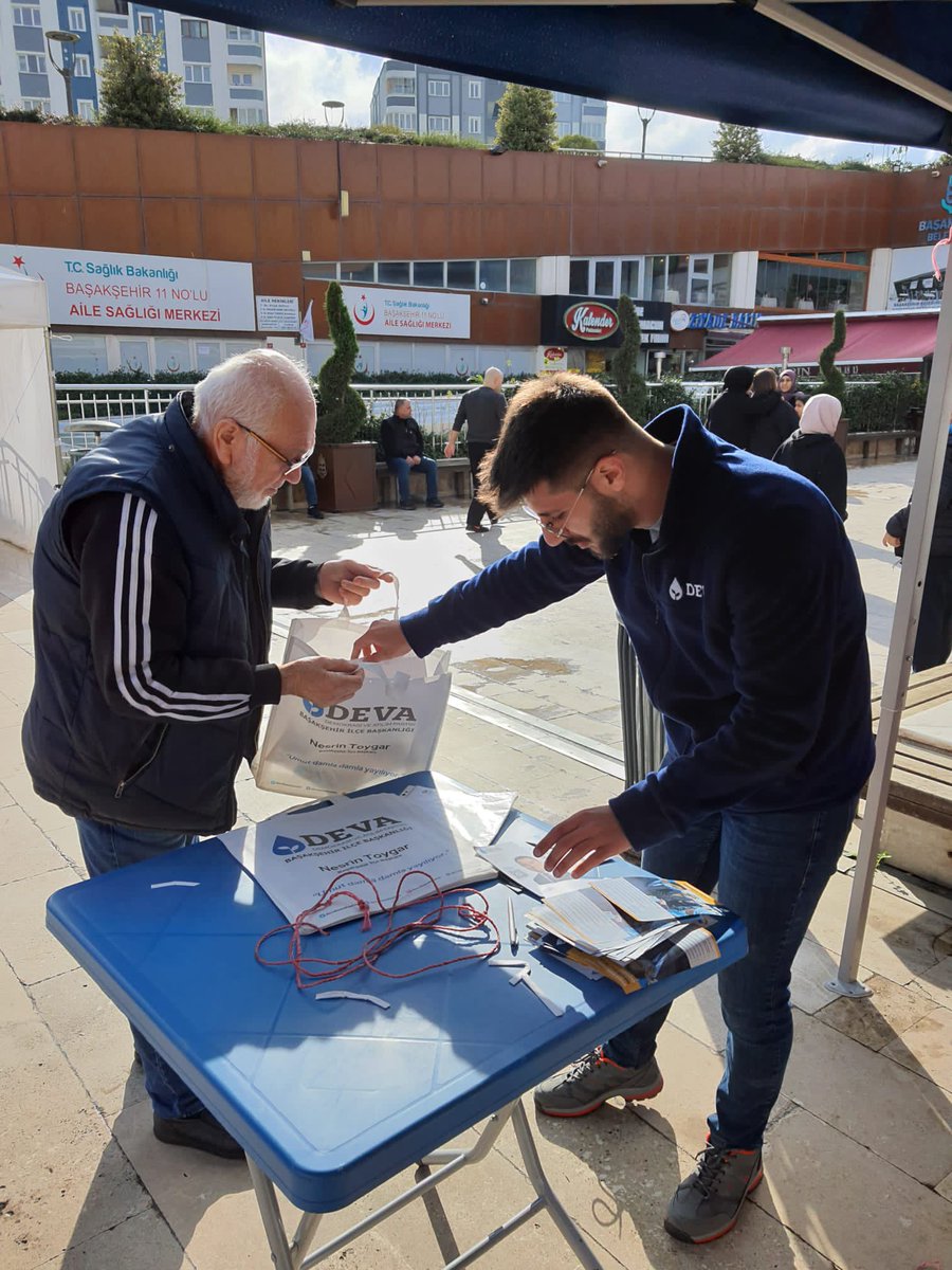 devabasaksehir's tweet photo. Başakşehir İlçe Başkanımız Sn.@fatihtplgl ve İlçe teşkilatı olarak başakpazarda ;
📌Deva torbalarımızı dağıttık
📌Üye çalışmalarında bulunduk
📌Halkımızın dertlerine deva olacak eylem planlarımızı anlattık
#OylarDEVAOlsun 

@alibabacan 
@fatihtplgl 
@drerhanerol 
@gencdevabasehir https://t.co/mCaAKc13aE