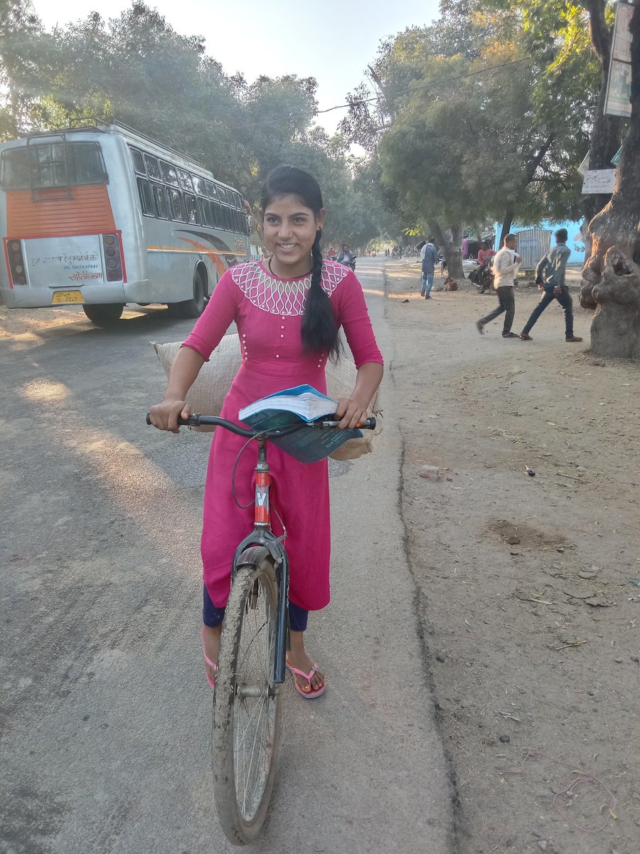 लड़कियां ही होती जो हर जिम्मेदारी को बड़ी बाखुबी खुशी, खुशी निभा पातीं हैं इस लड़की को ही देखिए पिछे साइकिल पर घर की जिम्मेदारी का  बोझ और आगे अपने आने वाले भविष्य के लिए पढ़ाई का बोझ साथ, साथ कितनी आसानी से प्यारी सी। मुस्कुराहट के साथ लेकर चल रही है
♥️👍