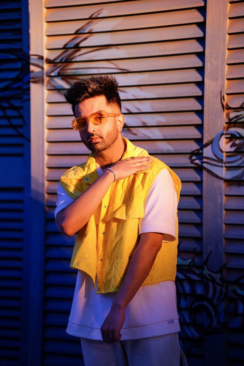 VYRLOriginals's tweet photo. One in a million hai yeh makhna! ❤❤

@akullofficial

#VYRLOriginals #Gadbadi #Akull #AkullOnTheBeat #StaticAndBenel #LisaMishra #MellowD #NewMusic #FeelKaroReelKaro https://t.co/IBSdGWEc9Q