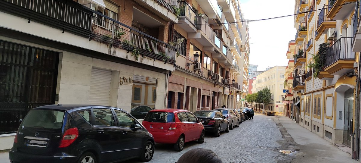 johnnybra26's tweet photo. @AytoHuelva @Huelva24com @huelvaHOYcom @HuelvaBN 
Esta es actualmente la calle Palos en Huelva. Solo pueden pasar para acceder a los garajes o al taller, y se ha convertido en un aparcamiento público y gratuito. Sigue el hilo... https://t.co/01WUXmquUA