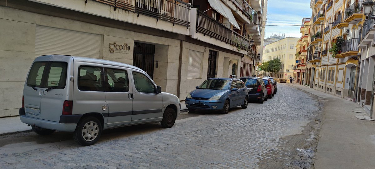 johnnybra26's tweet photo. @AytoHuelva @Huelva24com @huelvaHOYcom @HuelvaBN 
Esta es actualmente la calle Palos en Huelva. Solo pueden pasar para acceder a los garajes o al taller, y se ha convertido en un aparcamiento público y gratuito. Sigue el hilo... https://t.co/01WUXmquUA
