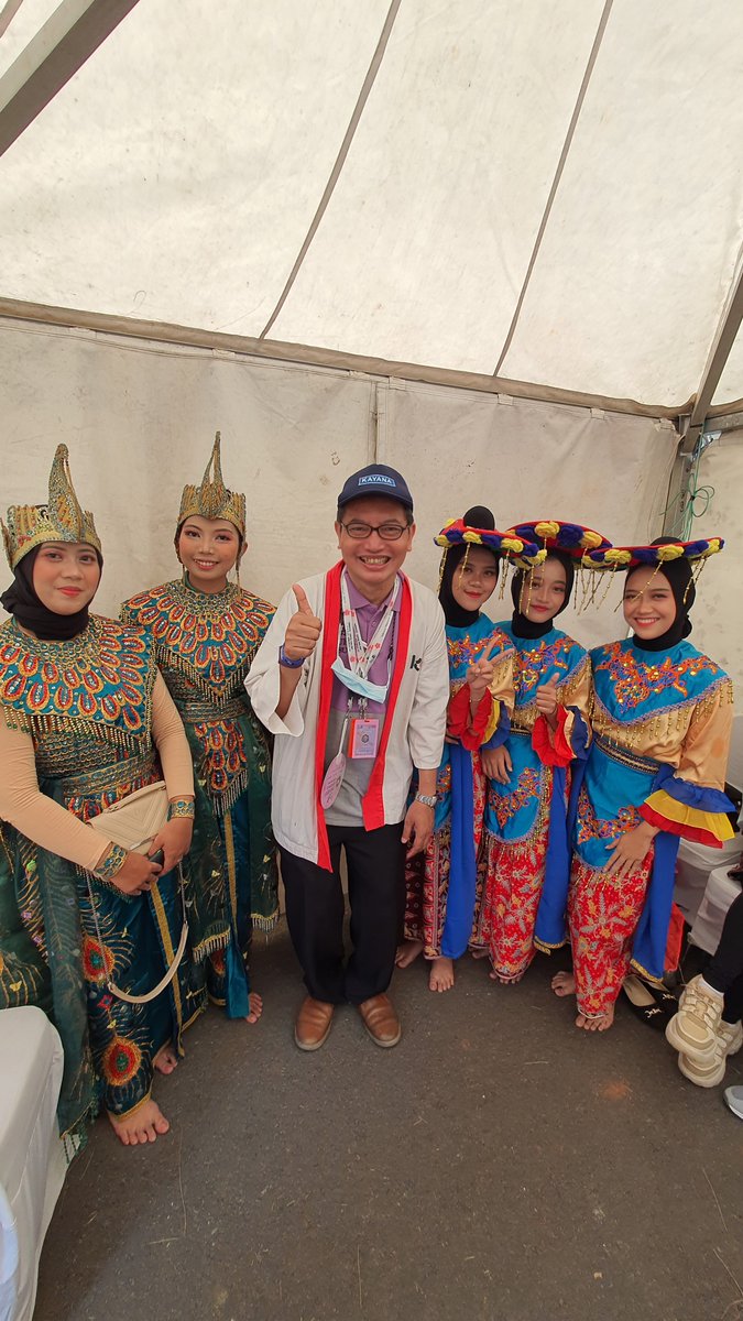 KAJISakumatsu's tweet photo. 😁Tari Daerah 伝統舞踊😁
SAKURA Matsuri ke-9 telah hadir tgl 5-6 Nov 2022 @ Hollywood Junction, Jababeka
第九回さくら祭は2022年11月5日〜6日に開催されました~(😊)
#tariblantek #tarimerak #cosplay #sakuramatsuri2022 #sakuramatsurike9 #sakuramatsuri #fyp #lfl❤️#KAJI_kai #KAJIkai https://t.co/p2vL969lVL