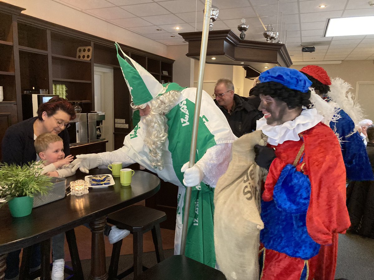 Ook Sinterklaas met twee pieten zijn vanmiddag natuurlijk aanwezig bij de  wedstrijd.