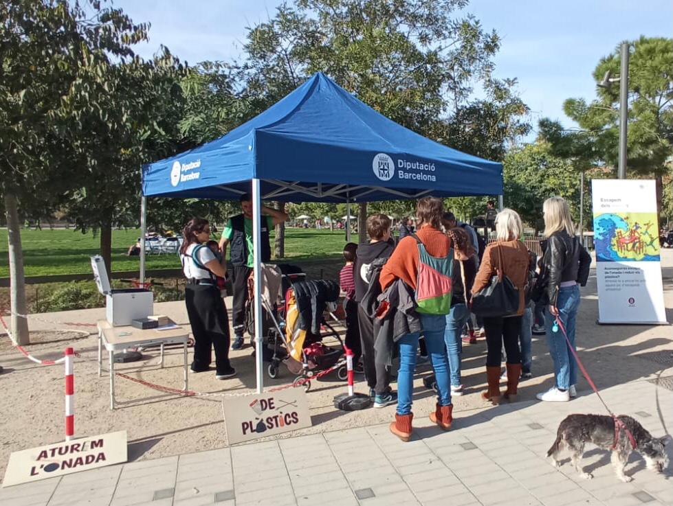 AccioClimaDIBA's tweet image. ♻️ Avui hem estat a la Gran Clariana de #Barcelona amb &apos;Escapem dels plàstics&apos; per conscienciar sobre l&apos;impacte de les microfibres en els ecosistemes marins. L&apos;activitat s&apos;ha emmarcat dins de l&apos;#EWWR i del #PactePerLaModaCircular, al qual estem adherits.