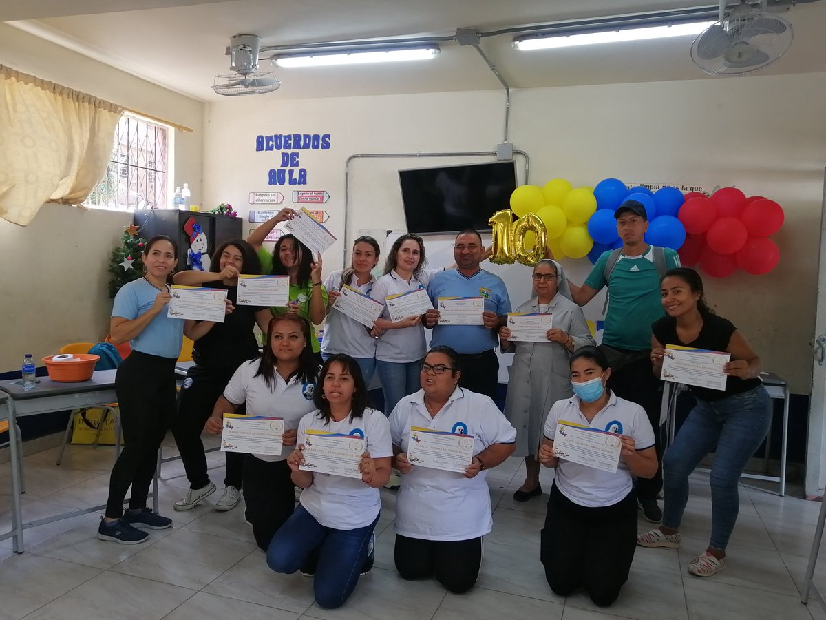 LuisaFernandaSa's tweet photo. Que mejor manera de conmemorar los #10AñosPTAColombia, que con la vivencia de una clase. Las Comunidades De Aprendizaje se han convertido en espacios de aprendizajes para maestros.  #Dabeiba #presente @agaviriau, @PTA_Colombia, @bonnylucia @omabe19 https://t.co/B9Z9y4xzQq