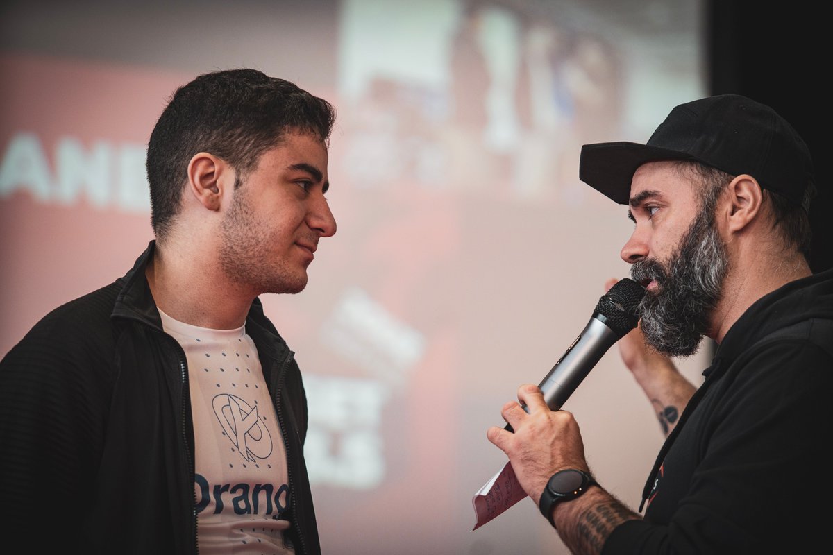PCS_Original's tweet photo. 🔴| #ESGSPORTSTARCUP |⚫

La scène #TFT était en feu pour ce début de finale grâce à @FredZolf, @hug_konan et à un public de fou ! 🔥

Merci pour cette énergie ! 😎 https://t.co/Ak4ORby8XJ