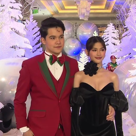And here they are!

The newest rising loveteam of the year, #RobXine, is looking dashing and stunning at the white carpet tonight.

ROBXINE MAGICAL NIGHT
#StarMagicalChristmas