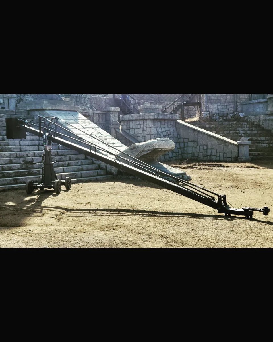 jg_k_drama_417's tweet photo. from the grip of Arthdal Chronicles 2

🔗 https://t.co/3mcJxtePJ4
[caption trans]
Today this place is…
off limits to other teams 
Outdoor set we had all to ourselves🔥
#ArthdalChroniclesSeason2
#CameraGrip
#GripTeam
#Ronin2 
#ReadyRig
#Pantherdolly 
#Crane
movement
Operator https://t.co/J0TrQep2r7