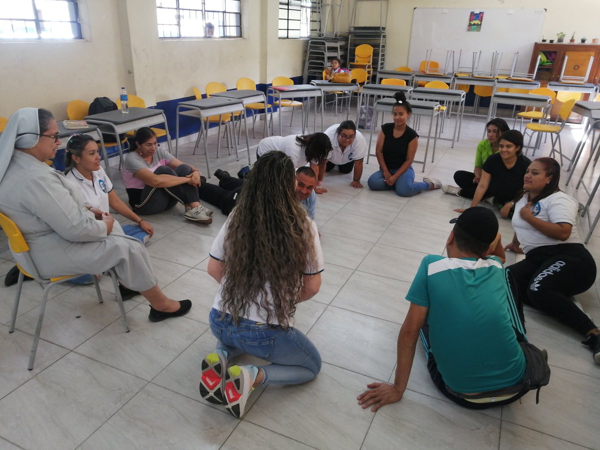 LuisaFernandaSa's tweet photo. La docente Martha Paniagua a través de una clase de educación inicial nos transporta a sentir y vivir como niños y a involucrarnos en el rol de nuestros pequeños cuando hacemos la planeación de aula. #10AñosPTAColombia, @agaviriau, @RinconferE, @PTA_Colombia, @bonnylucia Dabeiba https://t.co/rcmfC2ciFd