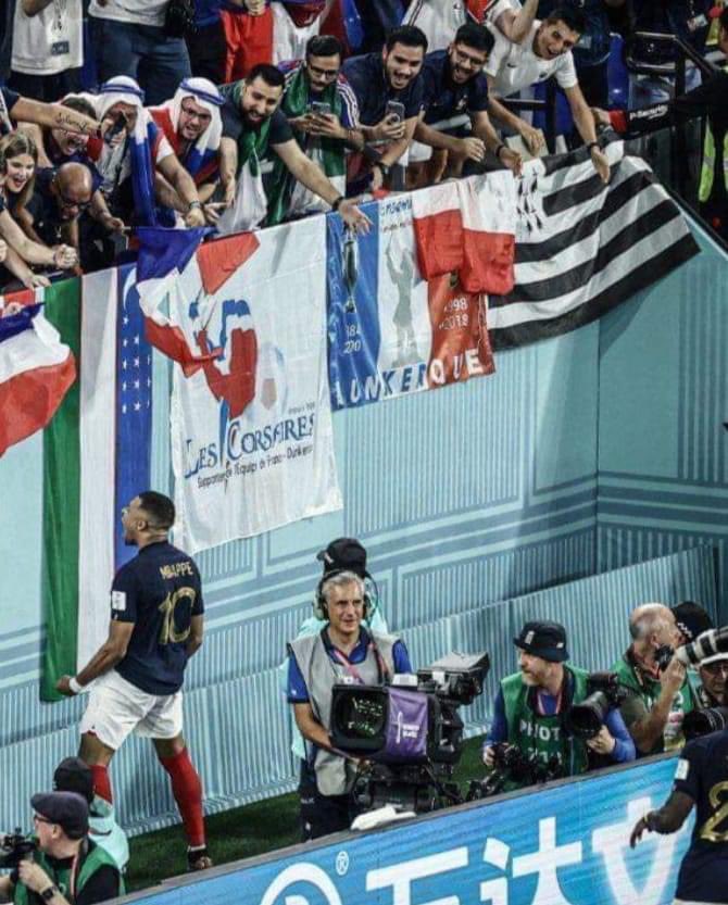 Les Bretons sont partout! 🖤🤍#gwennhadu 
Merci <a href="/KMbappe/">Kylian Mbappé</a> ❤️!
Merci <a href="/equipedefrance/">Equipe de France ⭐⭐</a> 🔥!