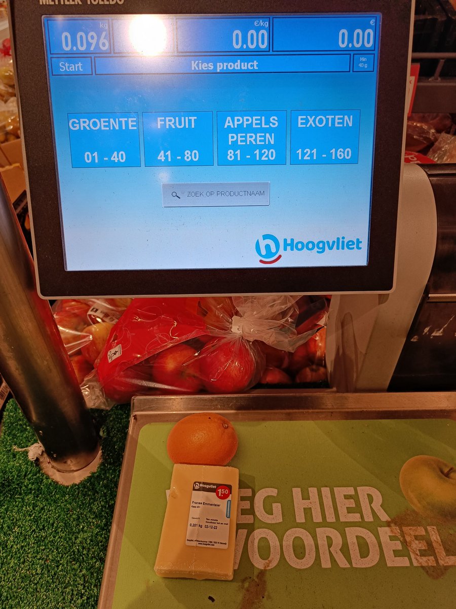 Elanthiel's tweet photo. Eén ons kaas verkopen als twee. Zo kan je #inflatie ook toepassen. Wat zijn dit voor praktijken, @Hoogvlietsuper ? Cc @Consumentenbond https://t.co/8M79UWltjL
