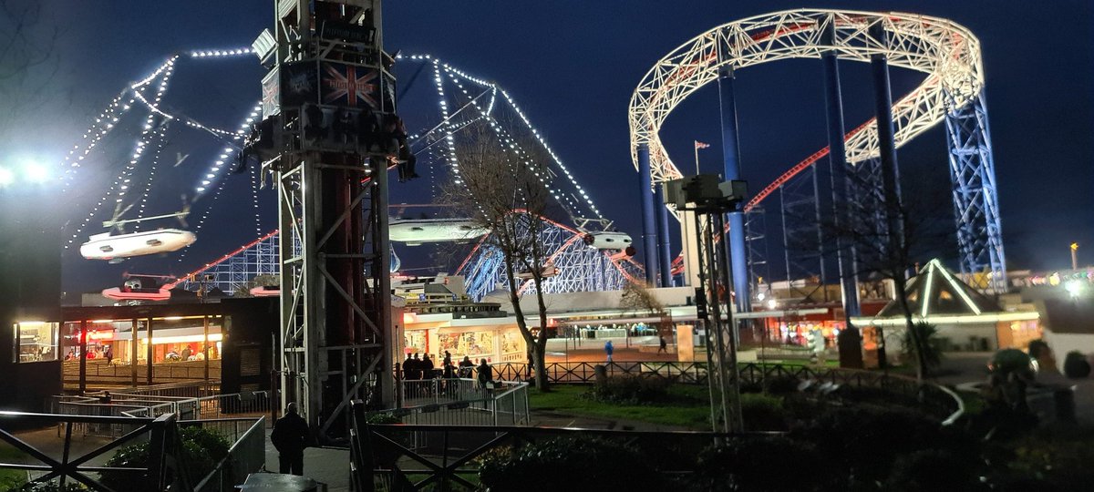bracey73's tweet photo. @MandsThompson @Pleasure_Beach managed to squeeze another afternoon out of our season passes yesterday(new laptop wallpaper pic) What a fantastic season, roll on 2023 😊 https://t.co/U7mSRiX7Il