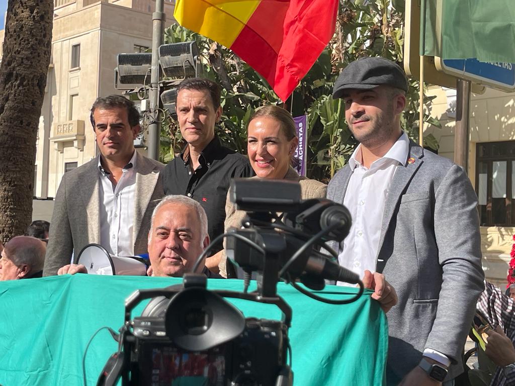 JLJimnez10's tweet photo. Durante el acto de esta mañana celebrado frente al Ayuntamiento de Málaga, Vox y Solidaridad piden la dimisión del traidor Sánchez.

#SanchezVeteYa27N #PatriotasDeVox https://t.co/YafFnKNq5Z