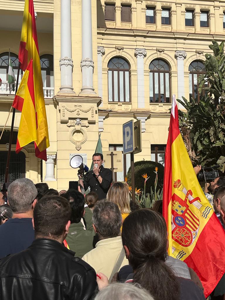 Durante el acto de esta mañana celebrado frente al Ayuntamiento de Málaga, Vox y Solidaridad piden la dimisión del traidor Sánchez.

#SanchezVeteYa27N #PatriotasDeVox