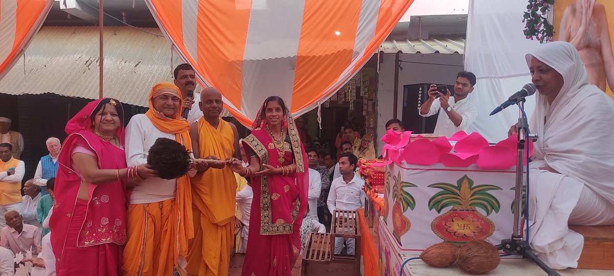 ModiPushpendra's tweet image. *अहोभाग्य*
आचार्य विद्यासागर जी महामुनिराज की परम प्रभावक  शिष्या 105 आर्यिका रत्न उपशांतमति माताजी,105 ओकारमाति माताजी के करकमलो से संयम का उपकरण वाकल मे आयोजित पिच्छिका परिवर्तन समारोह मे 
पिछिका लेने का सौभाग्य मिला
हे गुरुवर नमोस्तु नमोस्तु नमोस्तु
 माताजी बंदामी,वंदामी,