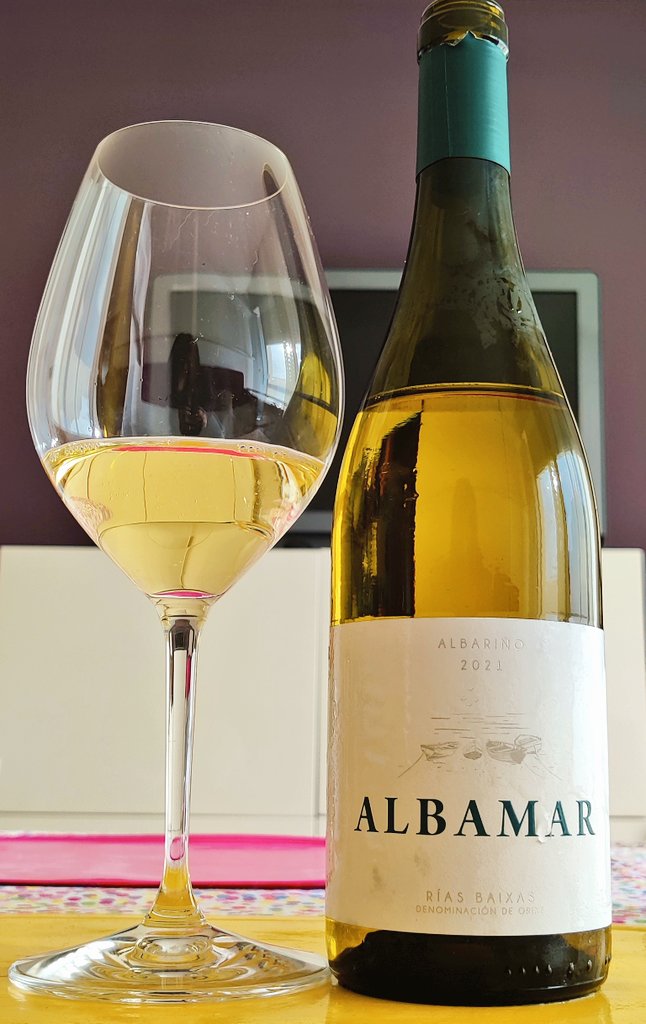 elretrogusto's tweet photo. Tengo la costumbre de hacerme fotos a los labios cuando estoy contenta y fotos a los ojos cuando estoy llorando. Hoy no os puedo compartir más que la foto del vino que estoy bebiendo. #Albamar 2021 https://t.co/ovPfdrvkgT