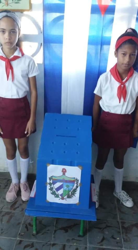ReynaldoUjc's tweet photo. 👉Hay están los pioneros custodiando las urnas, solo es en mí #Cuba.
#VoluntadDeElegir 
#YoVotoEl27 
#UJCGranma
@DrRobertoMOjeda @CapoNapoles @aylinalvarezG 
@lisaracorona1 @escribano_cruz https://t.co/5ONX8hrsTB
