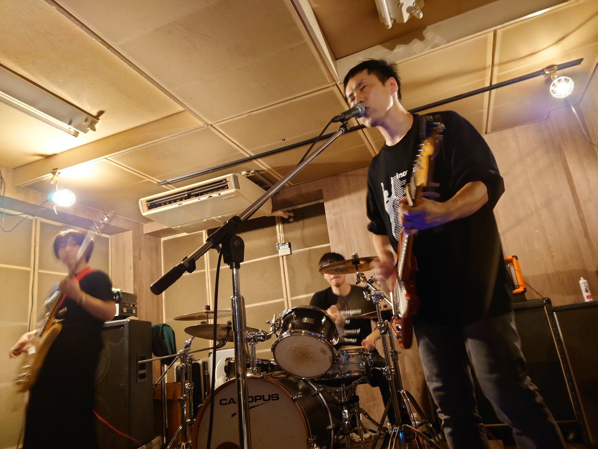 inorganic or mineral matter
レコ発final"public class"
at studio olive
に伺いました‼️

活動休止も有り、インオガ祭り
でしたね🔥
インオガも滑稽も凄い気迫でした
😄

inorganic or mineral matter
嗚咽民
滑稽のドア