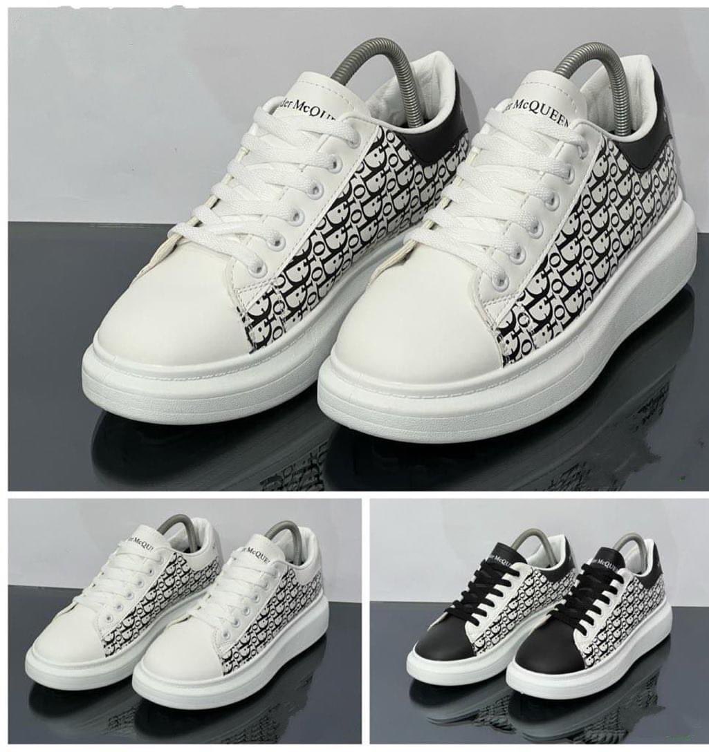Leon_store1's tweet photo. Available 3 colors now with box📦🔥
High quality comfy&amp;trendy 
Available now all sizes🖤
Available shipping 🚗.
Dm to get your piece 💌 https://t.co/meb4sZd2Um