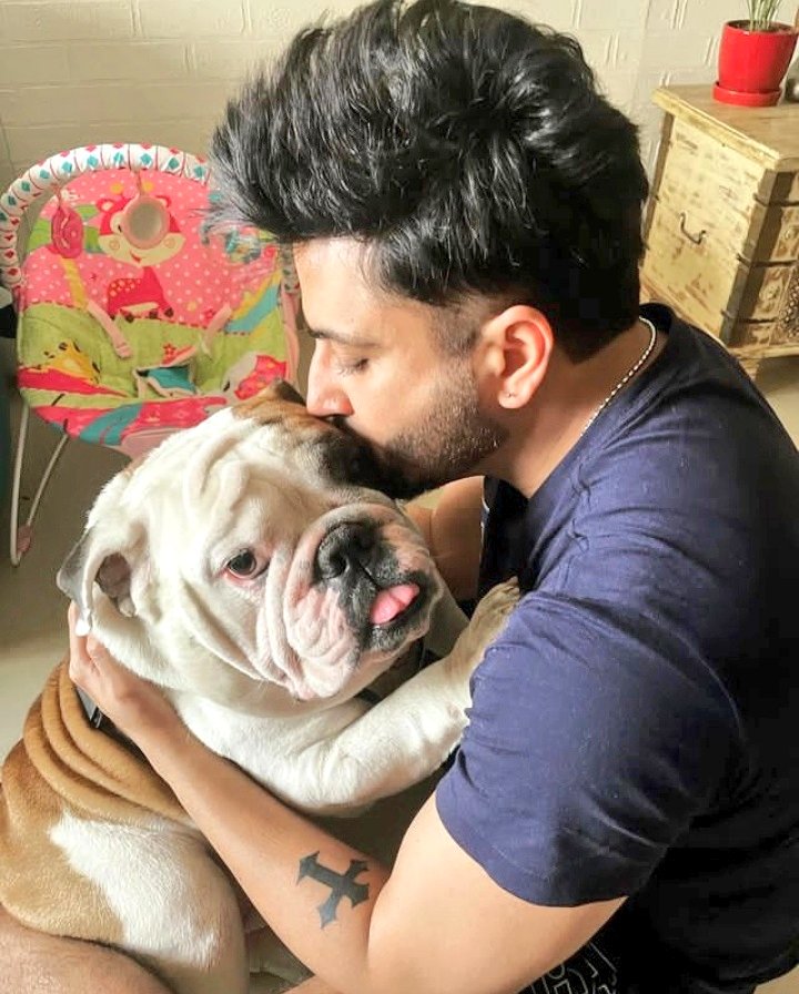 dheeruxfc's tweet photo. DD becomes coolest 😎🖤

#newtattoo #oreodhoopar #newhaircut #newearrings #DheerajDhoopar #sundayvibes #sundaywithdaddy @DheerajDhoopar https://t.co/TBq0TOZ7Bd