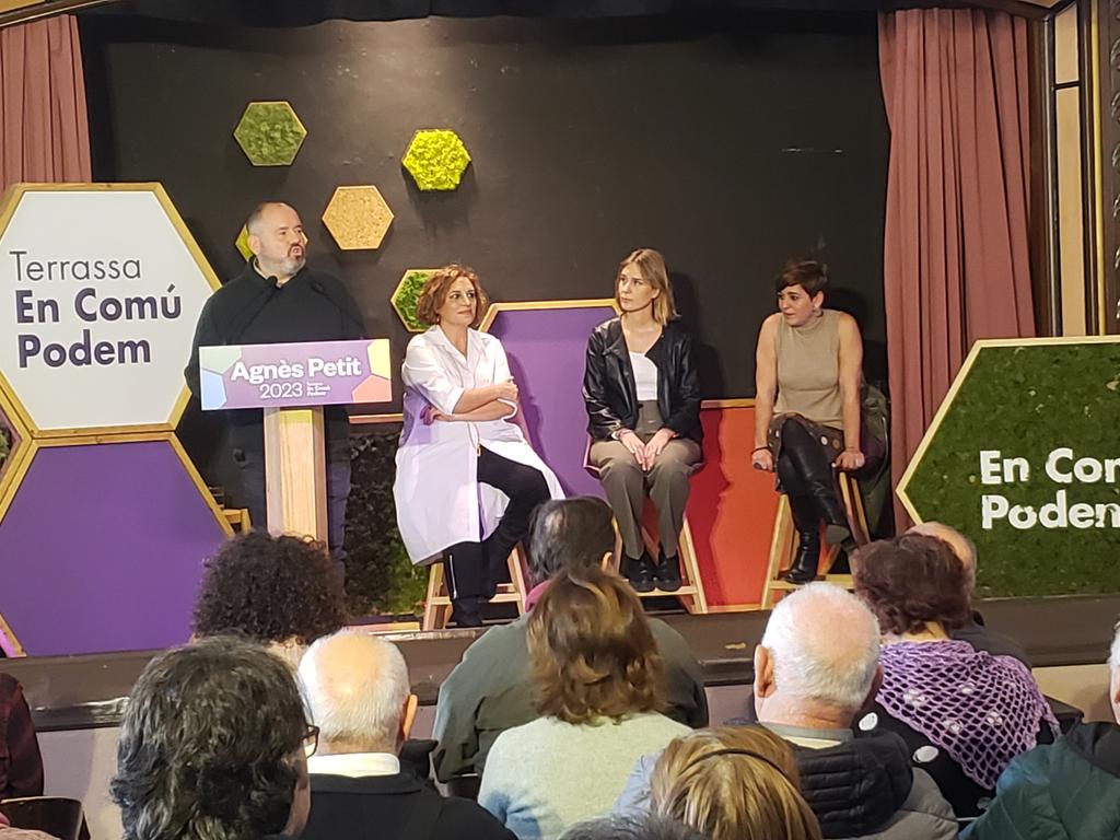 Amb la gent de @TerrassaEnComuP ,  la @lauramir77, la <a href="/jessicaalbiach/">Jéssica Albiach</a> i el <a href="/joanmena/">🔻Joan Mena</a>
fent costat a l' <a href="/Agnes_PetitEs/">Agnès Petit Estrenjer</a> candidata a Terrassa

Vallès Power al maig del 23!!✌💪✊