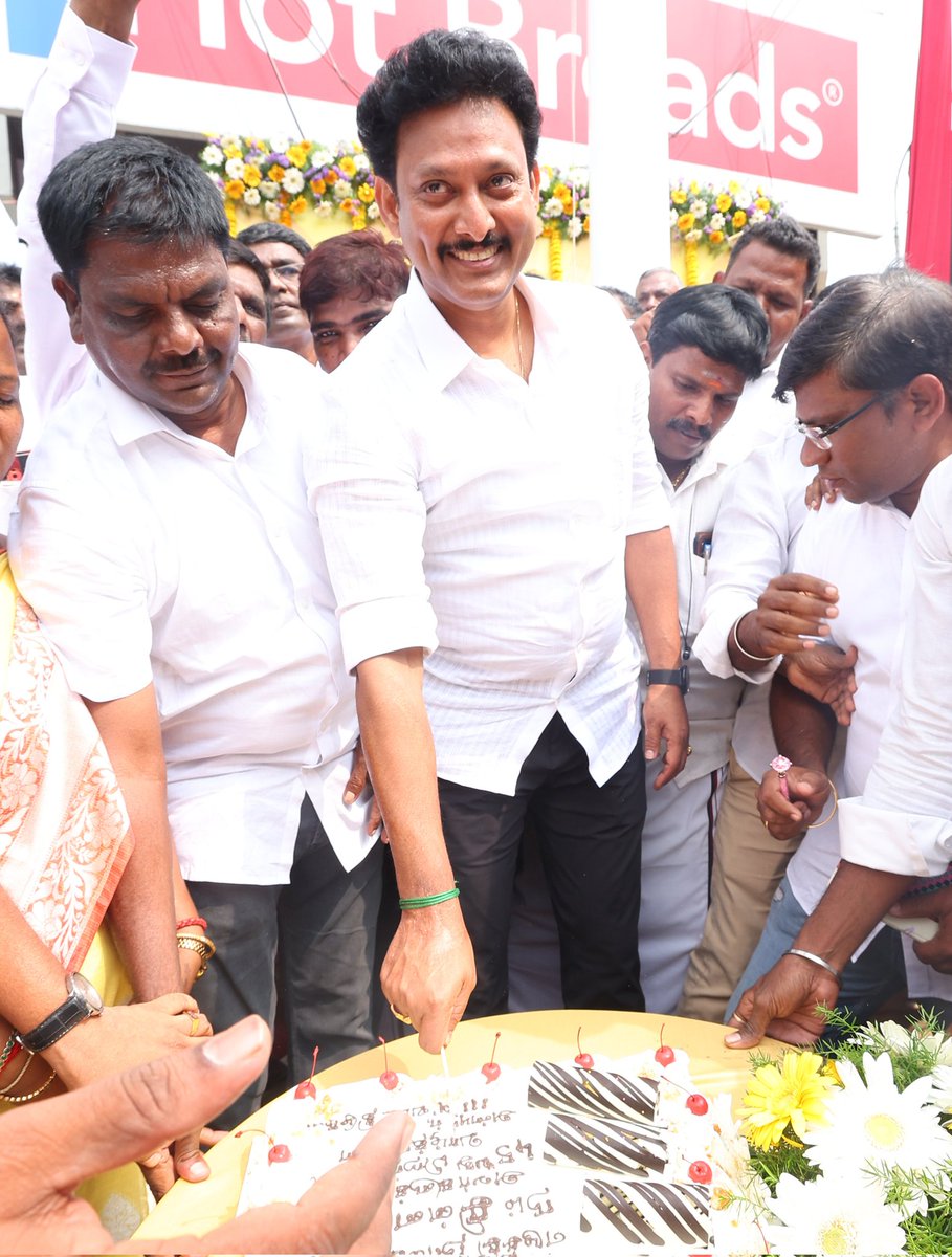 Anbil_Mahesh's tweet photo. கழக @dmk_youthwing செயலாளர் @Udhaystalin அவர்களின் பிறந்தநாளை முன்னிட்டு சென்னை மேற்கு மாவட்ட கழகத்தின் சார்பாக ஒயிட்ஸ் சாலை சந்திப்பு, நெல்சன் மாணிக்கம் சாலை, வள்ளுவர் குடியிருப்பு பகுதிகளில் கழக இருவண்ண கொடியேற்றி இனிப்புகள் வழங்கிக் கொண்டாடினோம்.

#HBD_Chinnavar https://t.co/HL65CyUwxn