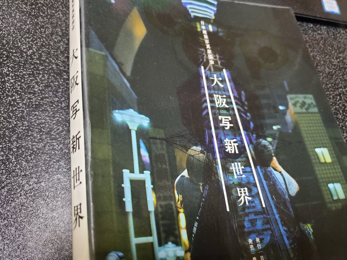 1tackey's tweet photo. たまたま手にとった写真集にタクト発見 https://t.co/5UBD4FBznU