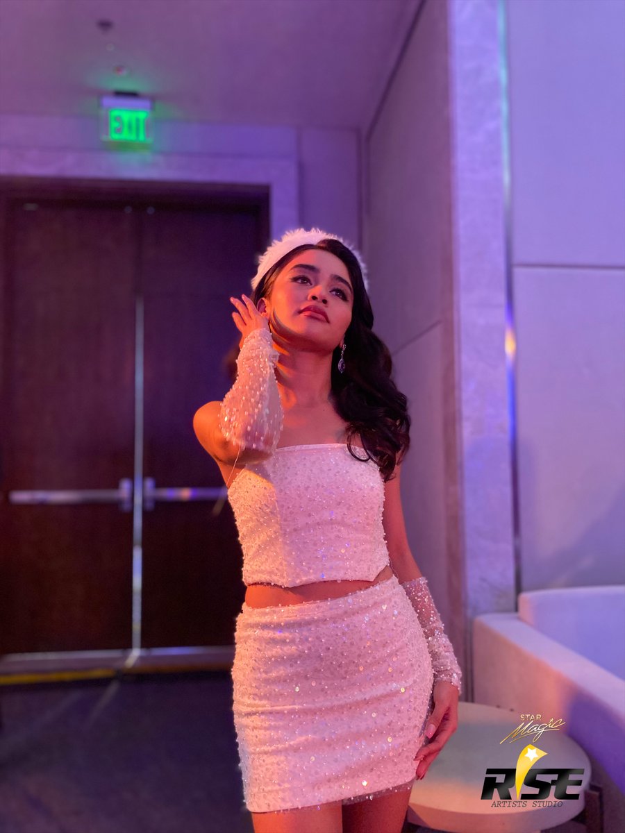 riseartistsph's tweet photo. It's a white Christmas for Vivoree! 🤍🎄✨ Look how stunning she is! 😍✨ See her beautiful appearance in #StarMagicalChristmas 

Catch the magical event in this livestream: https://t.co/ead4vMApJ7 https://t.co/YZ7Tfh8jLS