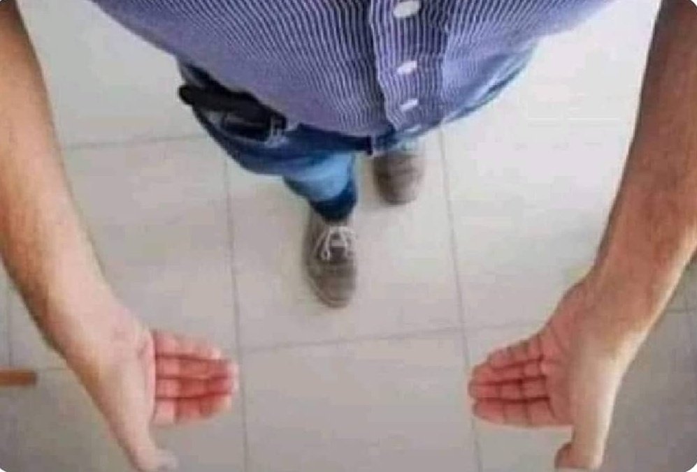 Aquí tenéis llevándome a casa la cesta navideña que me han regalado en el trabajo: