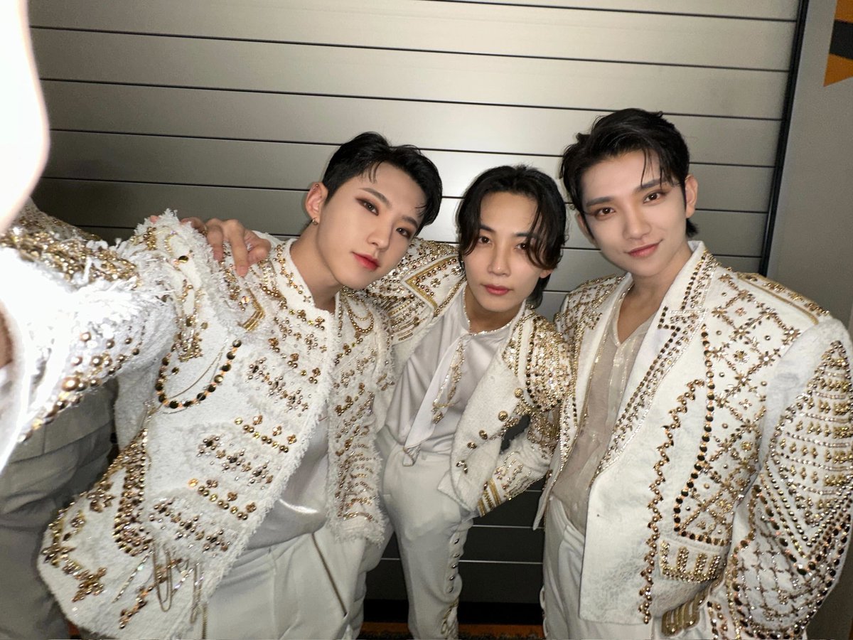 221127 Hoshi Twitter Update with Joshua and Minghao 
#SEVENTEEN #세븐틴 #THE8 #디에잇 #徐明浩 #MINGHAO
 #JOSHUA #조슈아 #ホン・ジス #SEVENTEEN