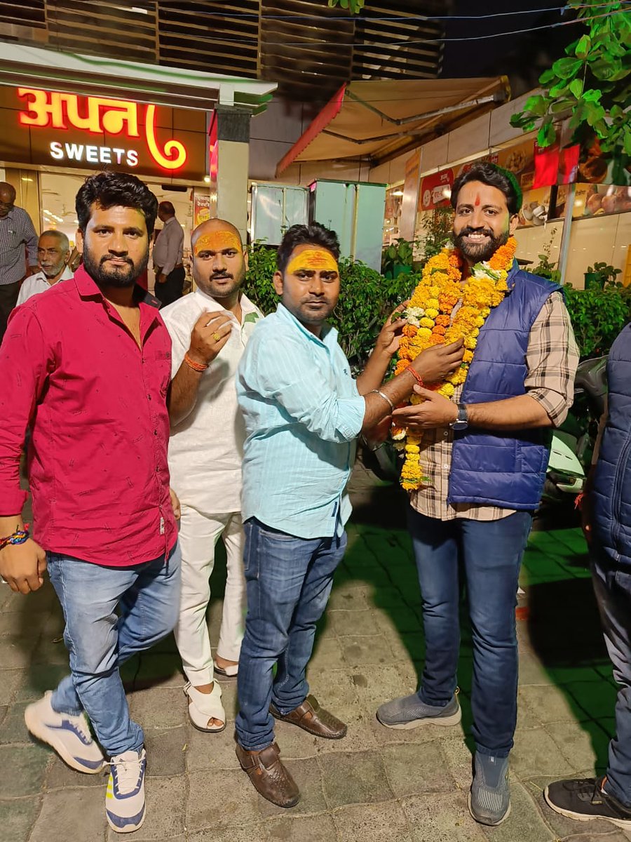 Ravisinghk8794's tweet photo. उज्जैन भाजपा युवा मोर्चा जिलाध्यक्ष जी के साथ महाकाल दर्शन के बाद..
#bjpmp #vaibhawpawar #harshvardhankushwaah #bjprewa https://t.co/9yxlHzBCTy