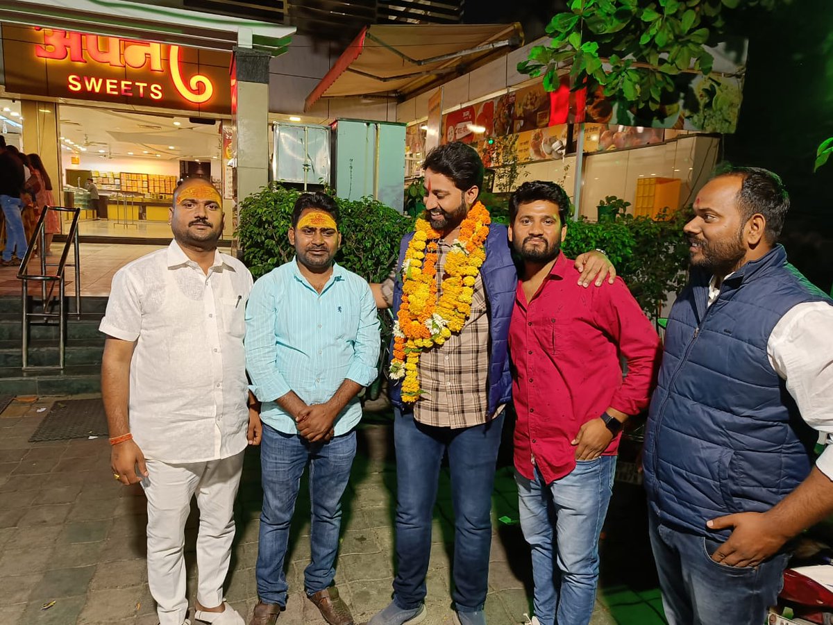Ravisinghk8794's tweet photo. उज्जैन भाजपा युवा मोर्चा जिलाध्यक्ष जी के साथ महाकाल दर्शन के बाद..
#bjpmp #vaibhawpawar #harshvardhankushwaah #bjprewa https://t.co/9yxlHzBCTy