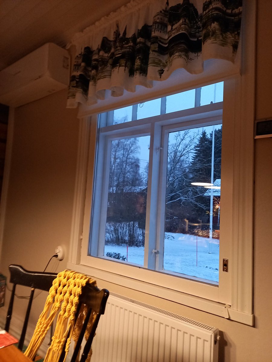 KylaEeva's tweet photo. Siellä satelee lunta! Ihanan näköinen ilma. Mäkin pääsimme hetki sitten haistelee raitista ilmaa! Kiitos rakas 

#jormalappalainen
#palus https://t.co/tqWkDxkEOJ