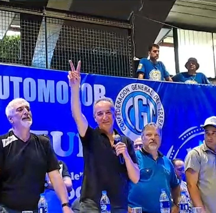 Miguel Bustinduy✌️💙"Esto no es ningún cierre, es el comienzo del futuro de la UTA."🚌🤭
🙋🏻‍♂️🙋🏻 "Esto que vemos acá es la unidad, y lo que hemos despertado, volvió la esperanza, volvimos a cantar, volvimos a creer." #UTA