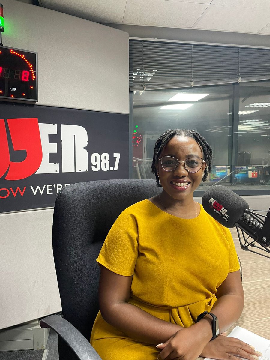 TshegoMoagi_'s tweet photo. Good evening 😁, it’s that time again for #POWERLife on this beautiful Sunday evening. 

What’s on your mind tonight? Share with us on 0861 987 000 or send us a WhatsApp voicenote on 083 303 7093 

Looking forward to interacting with you 😃@Powerfm987 https://t.co/fjB6VOlVD5