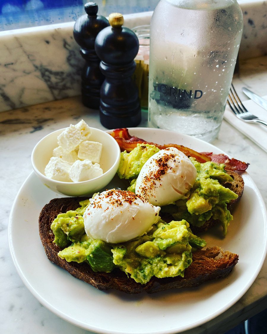 SmearedApron's tweet photo. Muffin tops! Let’s get into this delicious Smashed avocado, Flor sourdough, poached eggs, basil, chilli, sprouts w feta, bacon 😋🤤!!
#sogood #brunch #sundayfunday #getinto #smearedapron #dontcrowdme #issasnack #food #foodie #foodporn #foodblogger #shoreditchgrind #londoneats https://t.co/vAn8ge8QAb