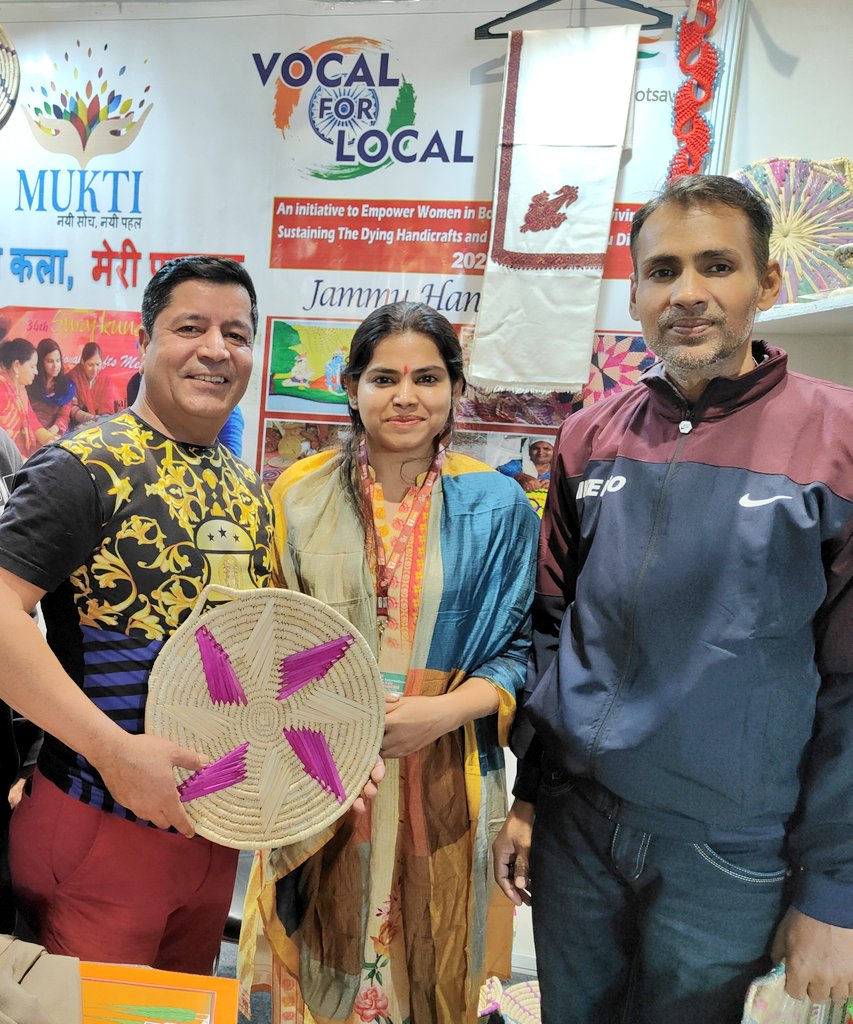 muktisocietyjk's tweet photo. Famous Social Media Influencer Ajay Mathur Dogra from #jammu who lives in Austria visited @muktisocietyjk stall in #IITF2022 ,Delhi @nidhijkmedia presented him a dogra traditional #binna #strawcraft Ajay ji appreciated d initiatives of Reviving nd Sustaining dying Handicrafts 🇮🇳 https://t.co/C2KHNzavv8