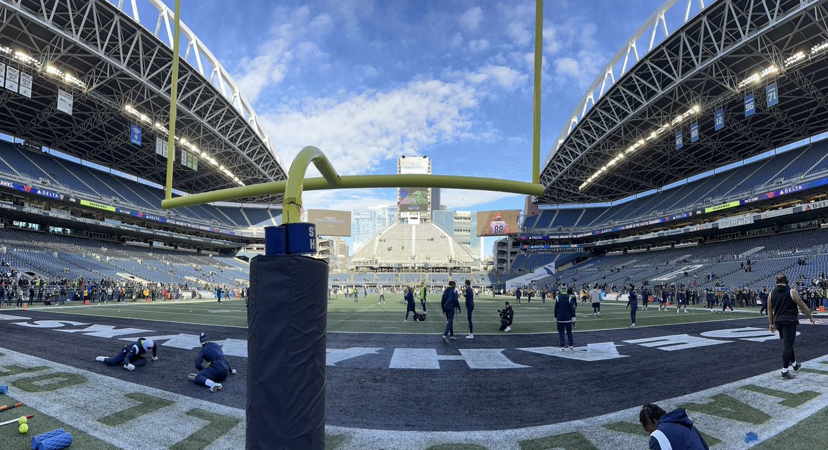 K5Greg's tweet photo. Good morning! Sun is out! 
Great to be back home at @LumenField 
@KING5Sports #Seahawks #LASvsSEA @king5seattle #HomeOfTheSeahawks 
Watch the #5thQuarterShow after @snfonnbc. https://t.co/pvwwjXT8g5