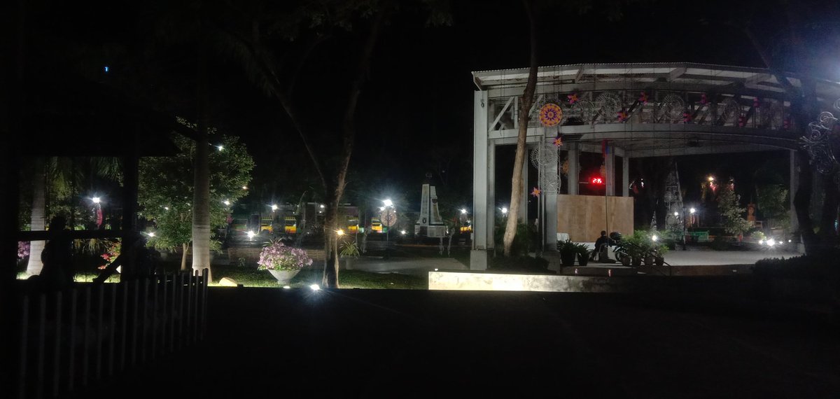 blakee2003's tweet photo. Dahil walang masakyan tamang tulog sa Plaza,Batangas😭 https://t.co/47iHlQDeW8