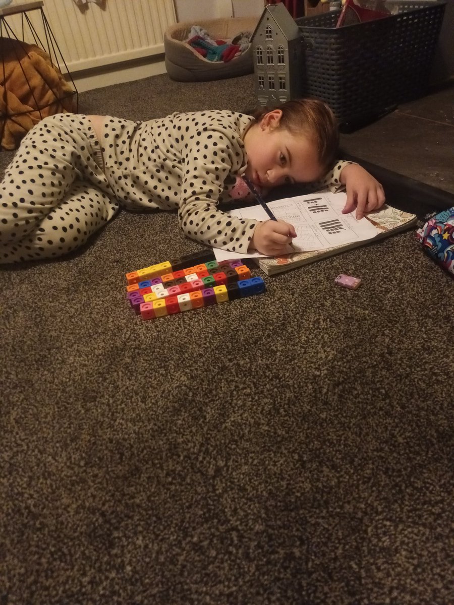 jonathan011186's tweet photo. @Y2woodpecker pippa getting her homework ready for school https://t.co/qHb6EpFLvA