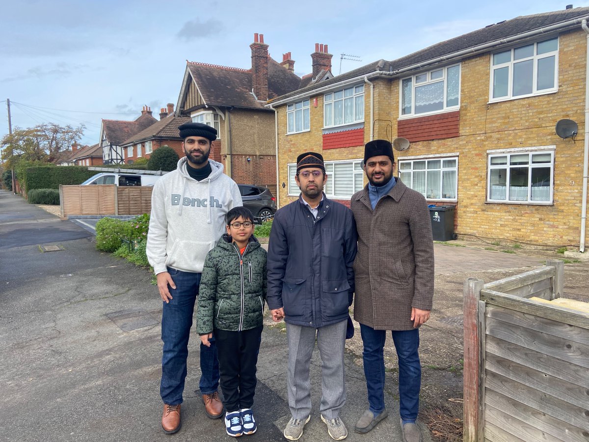 T91Ahmed's tweet photo. @UKMuslimYouth @AMYA_Shareef spent our time going door to door to spread the beautiful teachings of @TheTrueIslamUK #love #loyalty #brotherhood #tolerance #Respect https://t.co/MQ1QBysJBD