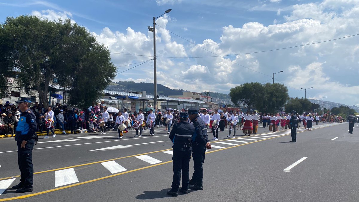 AlejandraBaca24's tweet photo. Banda de paz de la Unidad Educativa "11 de marzo".
#fiestasdequito #tribunadelsur #confraternidad https://t.co/XWv1tGFrGa