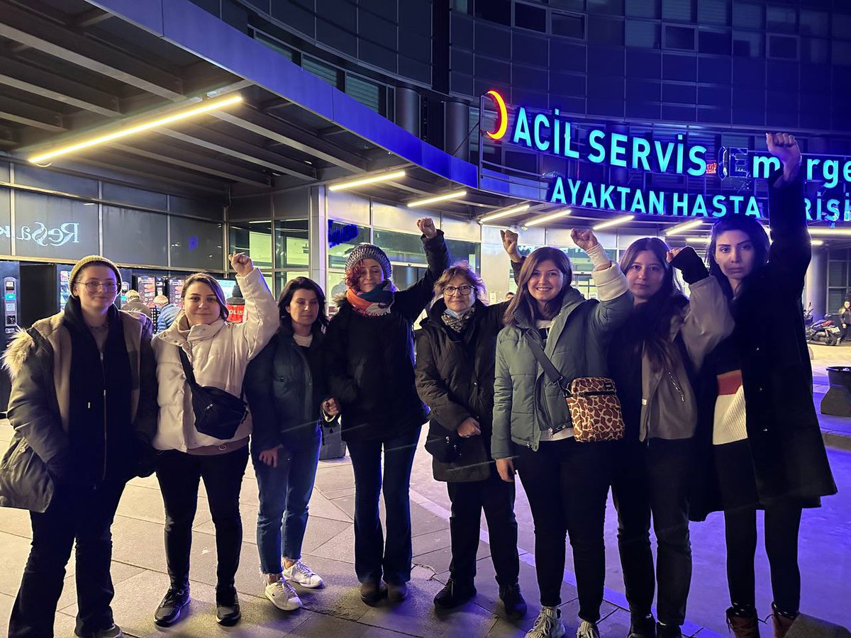 Gözaltına alınan arkadaşlarımızın bir kısmı serbest bırakıldı, diğer arkadaşlarımızı da bekliyoruz.

Tüm arkadaşlarımızı alacağız. Asla yalnız yürümeyeceksin!