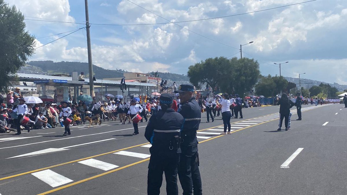 AlejandraBaca24's tweet photo. Banda de paz de la Unidad Educativa "Ángel Modesto Paredes".
#fiestasdequito #tribunadelsur #confraternidad https://t.co/irG1gT773X